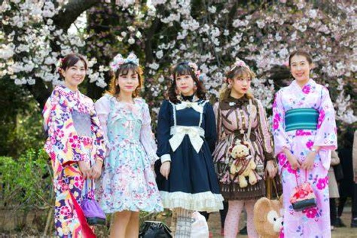 JKと巨乳：日本の若者文化における複雑な現実