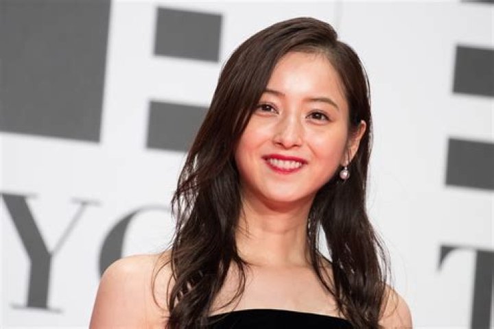 笹山のぞみ、その美しさの方程式：グラビアで掴み、演技で魅せるマルチな才能